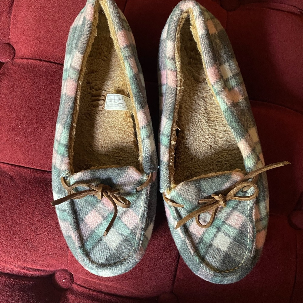 Like new vionic house shoes. So comfy. Great vionic support.